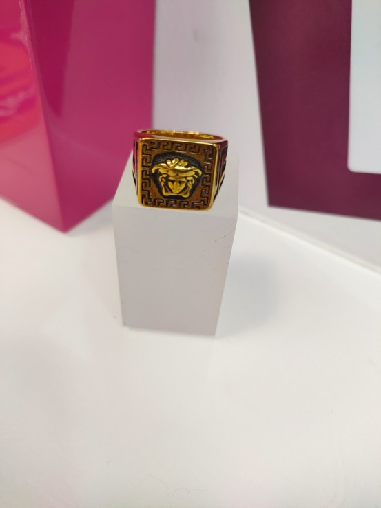 9-9-75557-1-Anillo acero dorado con negro con simbolo de versace T24