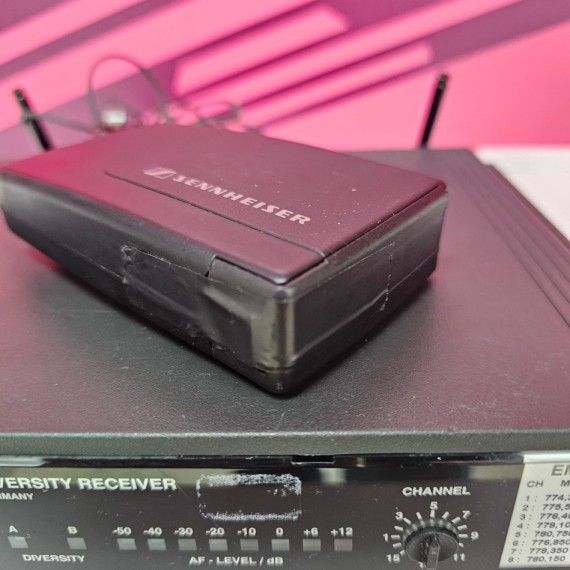 8-8-75748-4-Pinza Microfono Receptor Sennheiser Em 1031-u