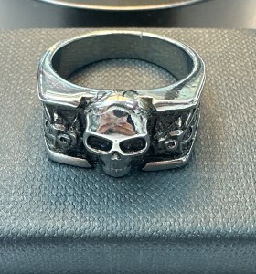 9-9-75702-1-Anillo acero plateado de calavera T25