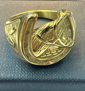 9-9-75592-1-Anillo acero dorado con simbolo de caballo T25