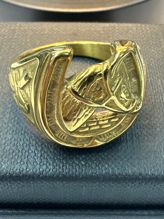 9-9-75592-1-Anillo acero dorado con simbolo de caballo T25