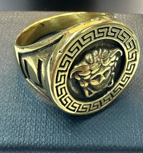 9-9-75558-1-Anillo acero dorado con negro con simbolo de versace T28