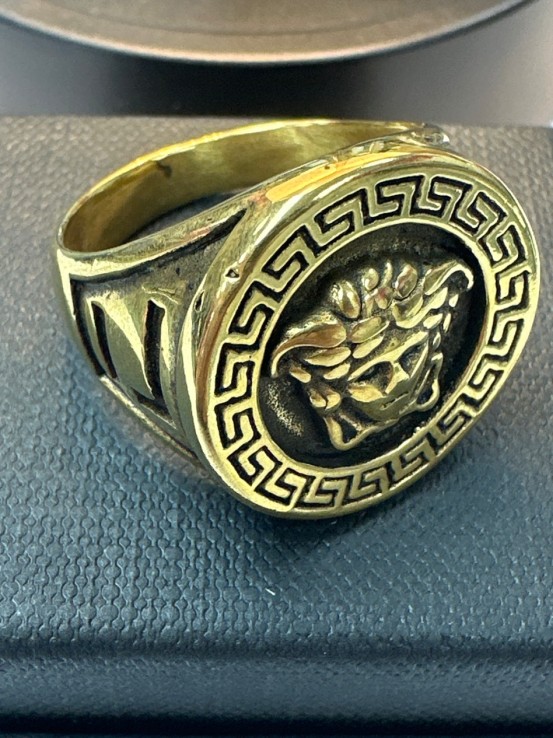 9-9-75558-1-Anillo acero dorado con negro con simbolo de versace T28