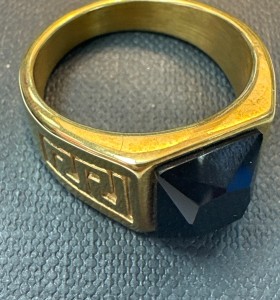 9-9-75516-1-Anillo acero dorado con piedra negra cuadrada T24