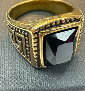 9-9-75515-1-Anillo acero dorado con piedra cuadrada negra T24