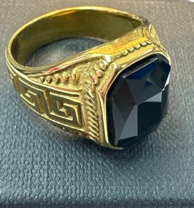 9-9-75521-1-Anillo acero dorado con piedra negra cuadrada T23