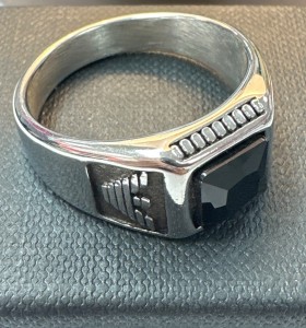 9-9-75533-1-Anillo acero plateado con piedra negra cuadrada T28