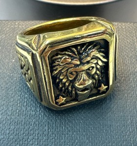 9-9-75658-1-Anillo acero dorado con simbolo de leon T18