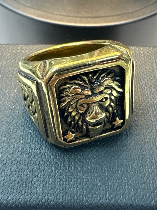 9-9-75658-1-Anillo acero dorado con simbolo de leon T18