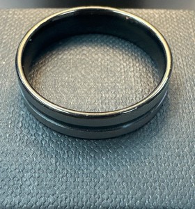 9-9-75723-1-Anillo acero plateado con linea negra T30