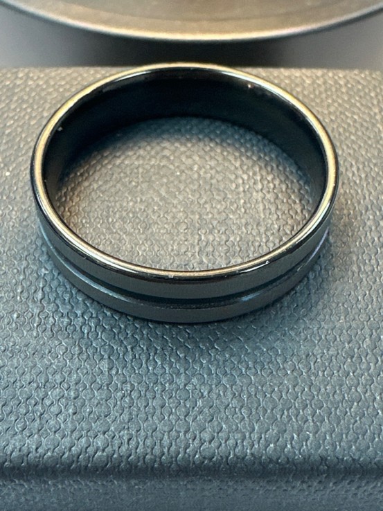 9-9-75723-1-Anillo acero plateado con linea negra T30