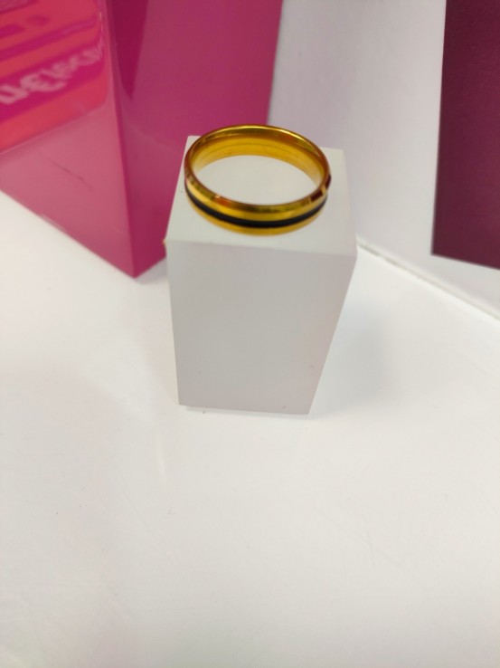 9-9-75774-1-Anillo acero dorado con linea negra fina T24