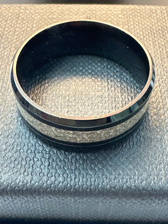 9-9-75800-1-Anillo acero negro con linea plateada T21