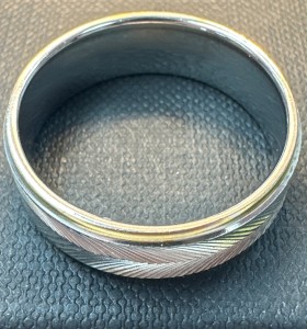 9-9-75798-1-Anillo acero plateado con lineas doradas T29