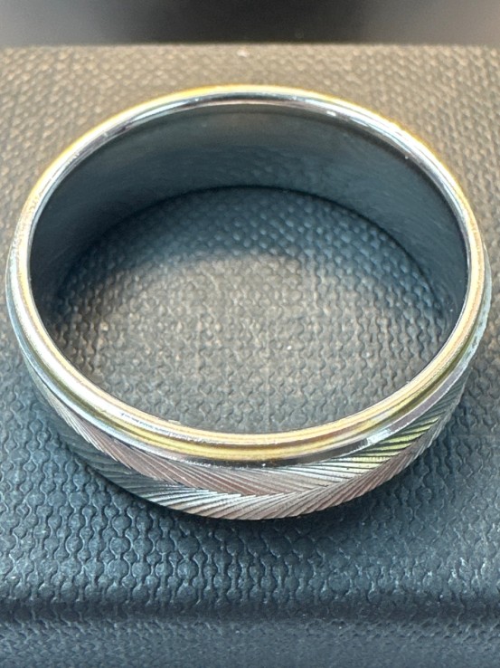 9-9-75798-1-Anillo acero plateado con lineas doradas T29