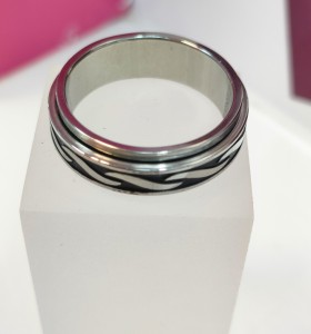 9-9-75796-1-Anillo acero plateado con rueda olas negras T29