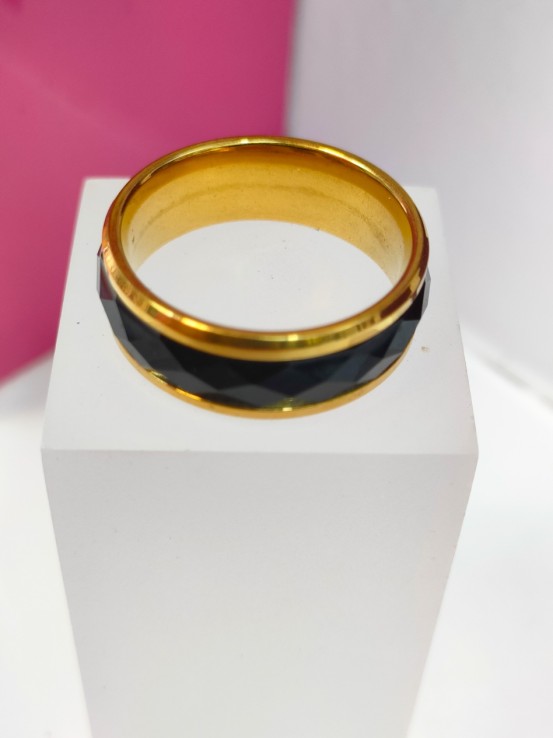 9-9-75745-1-Anillo acero dorado con linea negra gruesa relieve T21