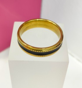9-9-75768-1-Anillo acero dorado con linea negra fina y cuadros T24