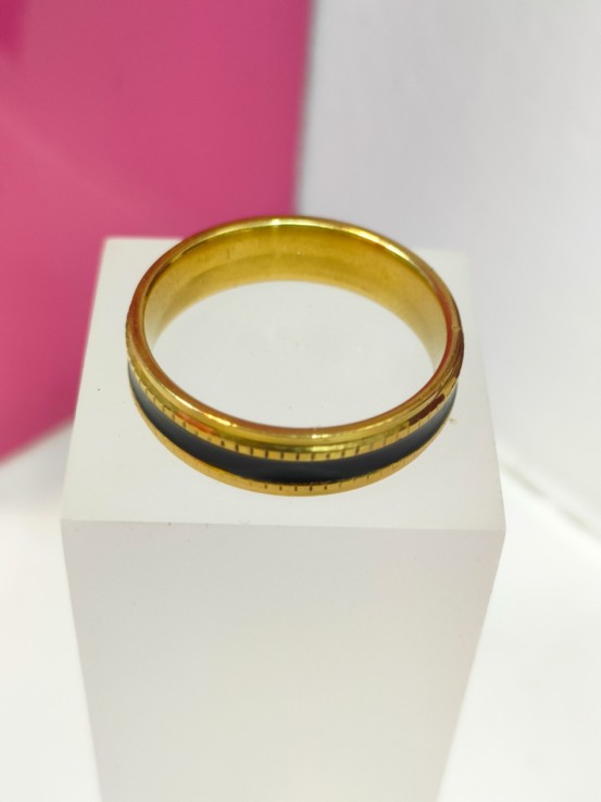 9-9-75768-1-Anillo acero dorado con linea negra fina y cuadros T24