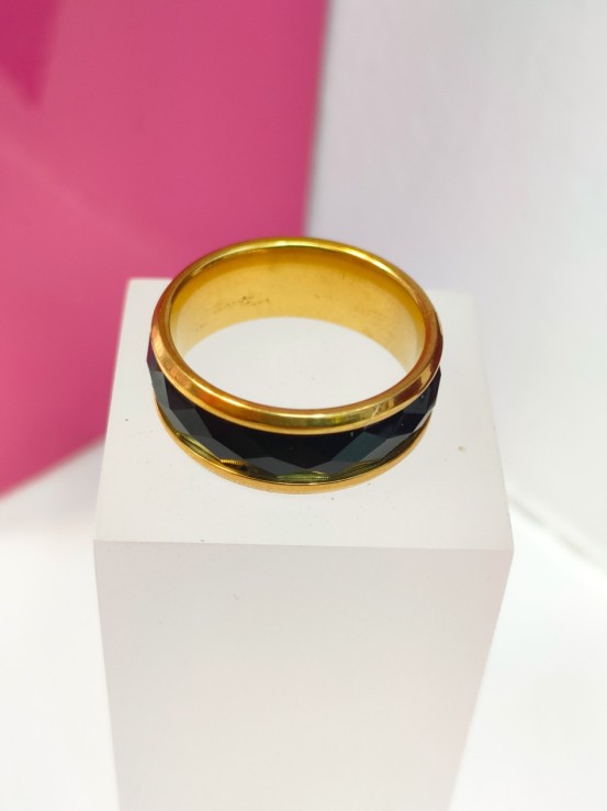 9-9-75747-1-Anillo acero dorado con linea negra gruesa relieve T18