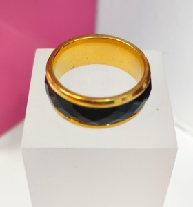 9-9-75746-1-Anillo acero dorado con linea negra gruesa relieve T16