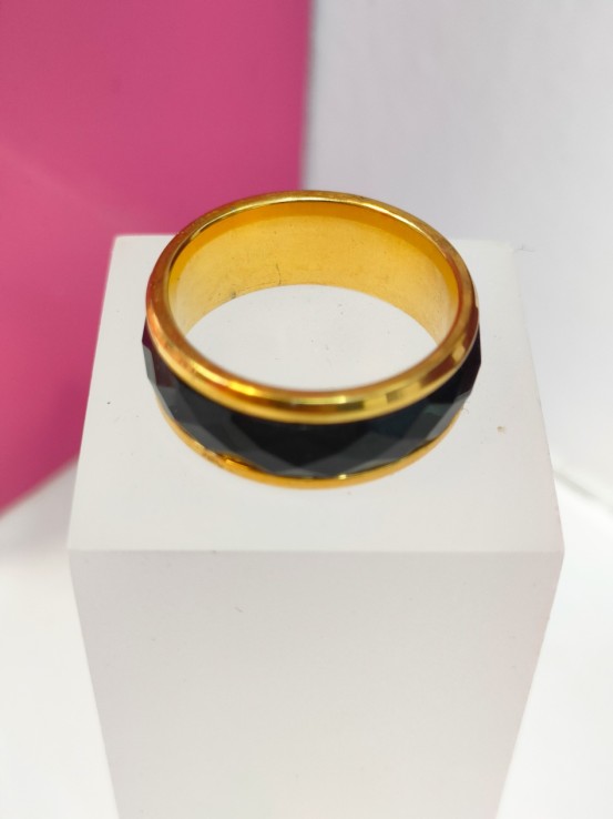 9-9-75746-1-Anillo acero dorado con linea negra gruesa relieve T16