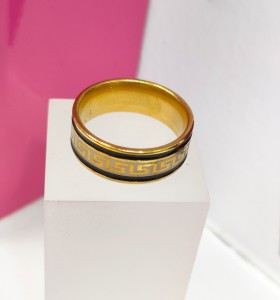 9-9-75815-1-Anillo acero dorado con lineas negras y diseño de greca en el centro T21