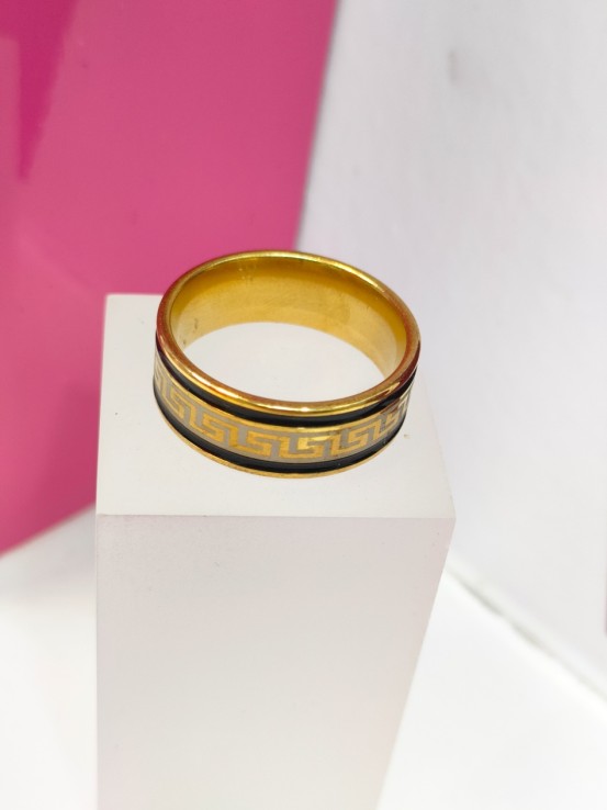 9-9-75815-1-Anillo acero dorado con lineas negras y diseño de greca en el centro T21