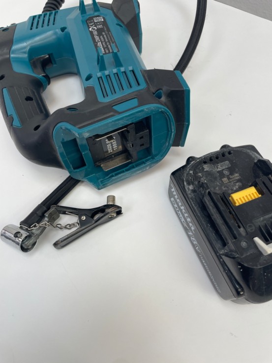 1-1-267982-4-Compresor Portátil Makita DMP180