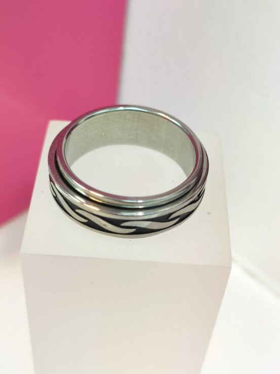 9-9-75821-1-Anillo acero plateado con lineas negras en el centro giratorio T21