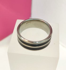 9-9-75816-1-Anillo acero plateado con lineas negras T16
