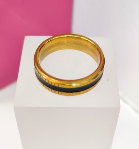 9-9-75766-1-Anillo acero dorado con linea negra fina y cuadros T14