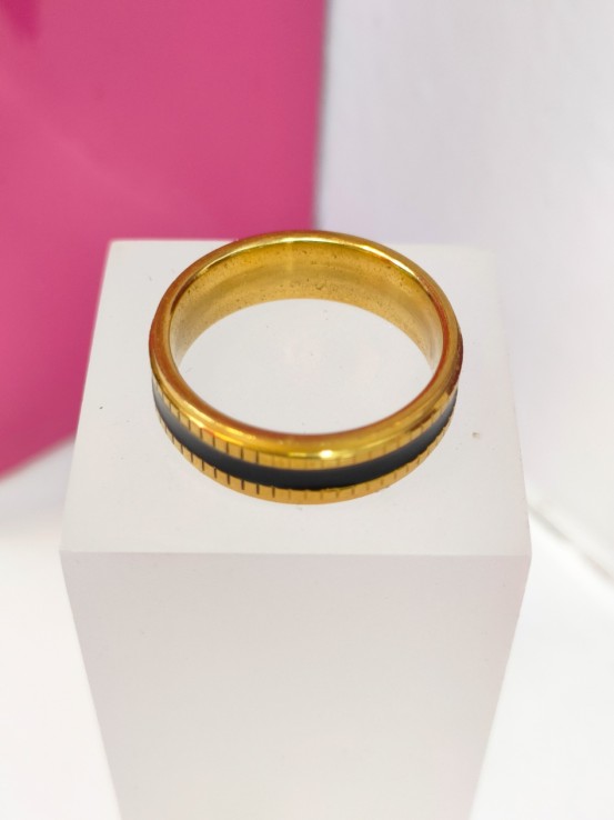 9-9-75766-1-Anillo acero dorado con linea negra fina y cuadros T14