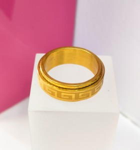 9-9-75810-1-Anillo acero dorado con linea giratoria en el centro y diseño de greca T18