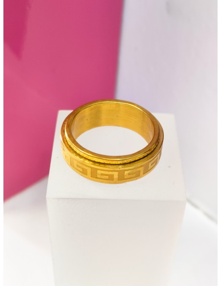 9-9-75810-1-Anillo acero dorado con linea giratoria en el centro y diseño de greca T18