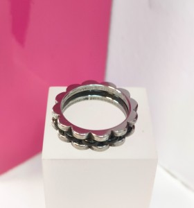 9-9-75836-1-Anillo acero plateado con linea negra y diseño T18