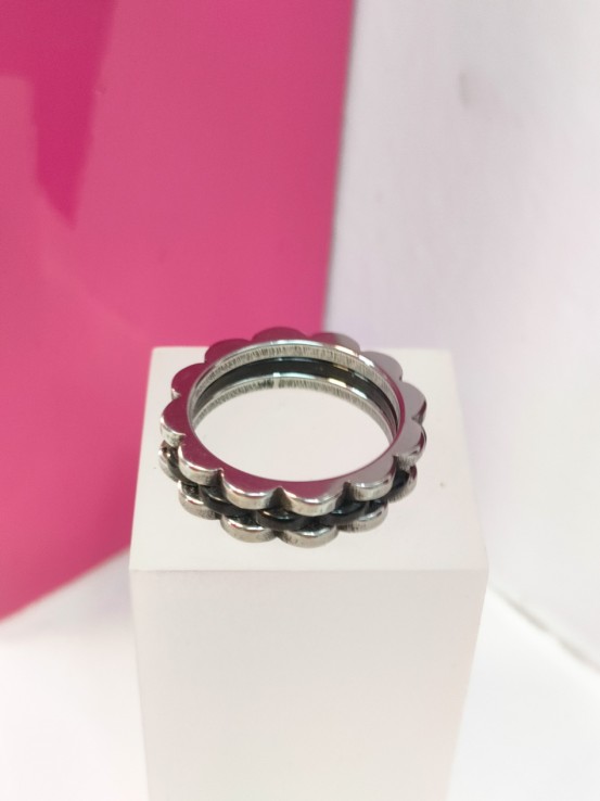 9-9-75836-1-Anillo acero plateado con linea negra y diseño T18
