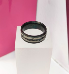 9-9-75837-1-Anillo acero negro con lineas en plateado T18