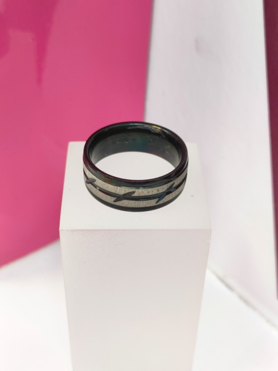 9-9-75837-1-Anillo acero negro con lineas en plateado T18