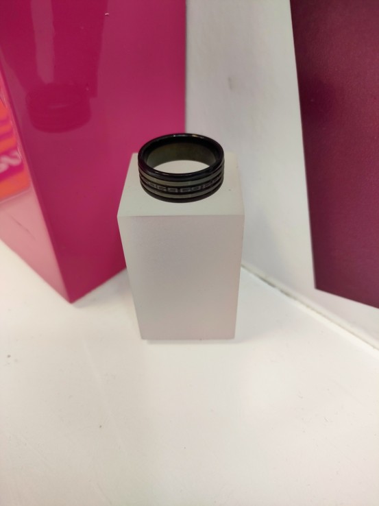 9-9-75846-1-Anillo acero negro con diseño de greca T18