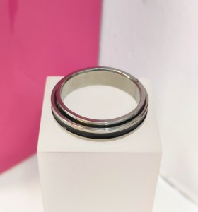 6-9-75845-1-Anillo acero plateado con linea negra giratoria T22