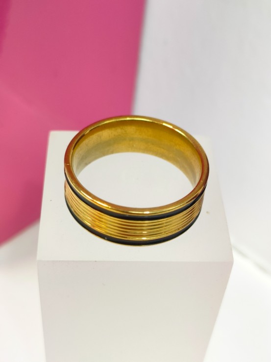 6-9-75805-1-Anillo acero dorado con dos lineas negras en los bordes T21