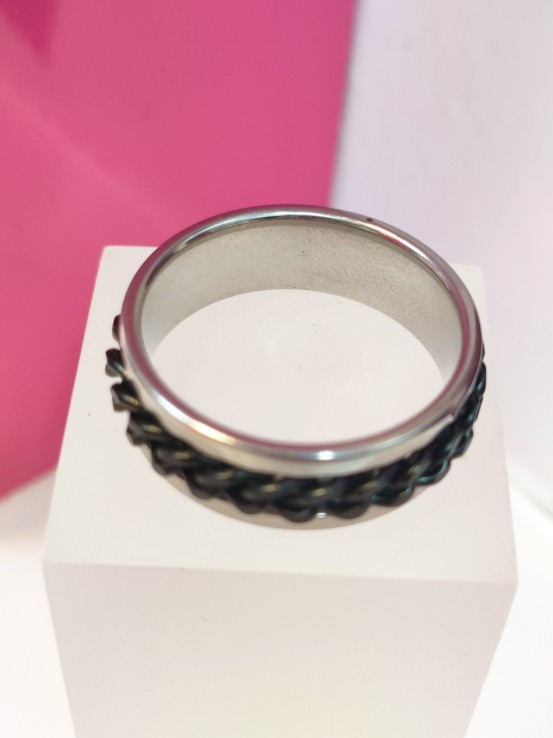 6-9-75812-1-Anillo acero plateado con diseño de cadena negra en el centro giratoria T24