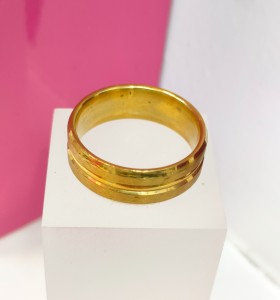 6-9-75806-1-Anillo acero dorado con linea en el centro T24