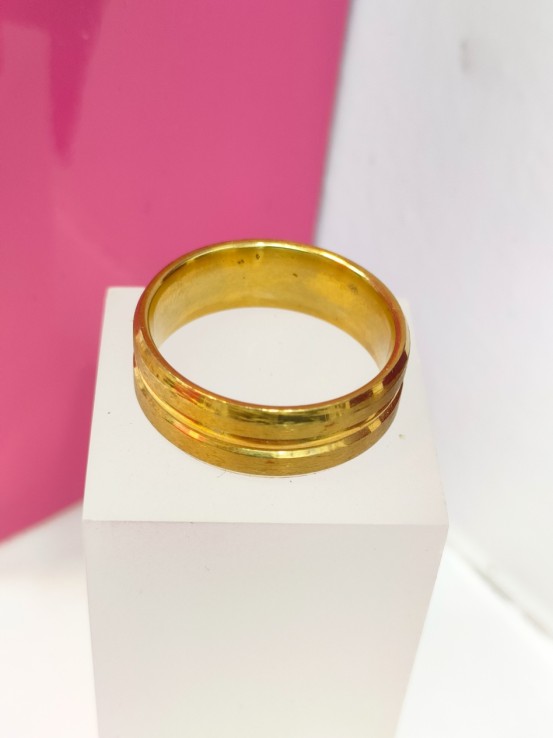 6-9-75806-1-Anillo acero dorado con linea en el centro T24