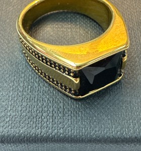 6-9-75519-1-Anillo acero dorado con piedra negra cuadrada T22