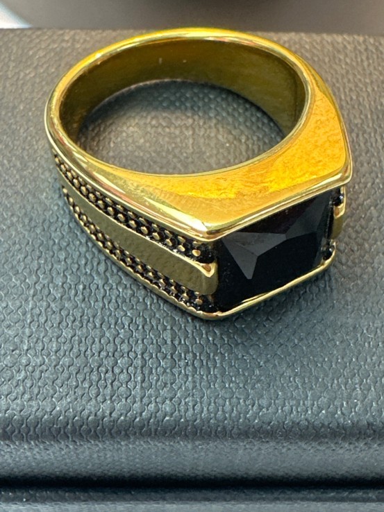6-9-75519-1-Anillo acero dorado con piedra negra cuadrada T22