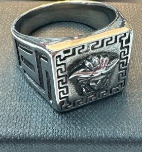 6-9-75559-1-Anillo acero plateado con simbolo de versace T28