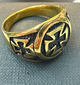 6-9-75571-1-Anillo acero dorado con tres cruces de hierro T26