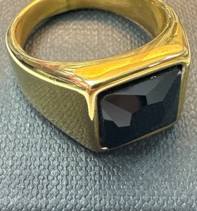 6-9-75524-1-Anillo acero dorado con piedra negra cuadrada T22